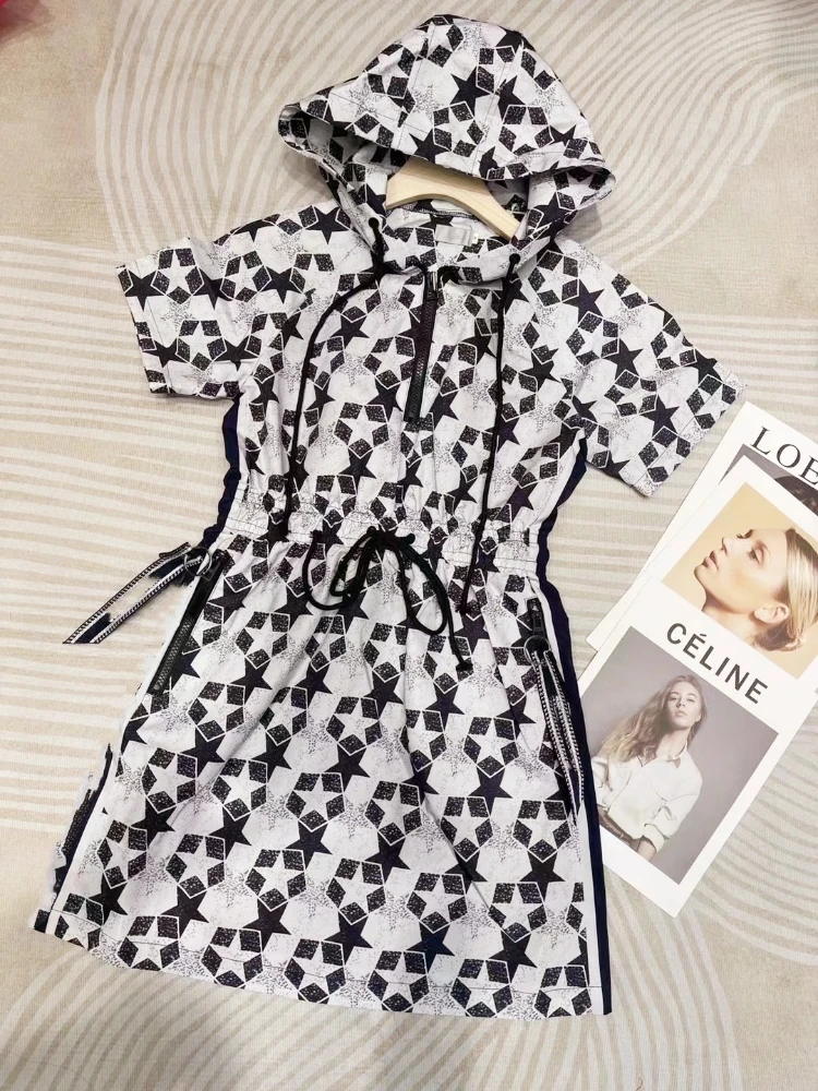 2022 Spring/Summer New Vintage Star Digital Printing Side Letters Logo Ribbon Zipper Drawstring Waist Hooded Dress Short-sleeved
2022 Spring/Summer New Vintage Star Digital Printing Side Letters Logo Ribbon Zipper Drawstring Waist Hooded Dress Short-sleeved