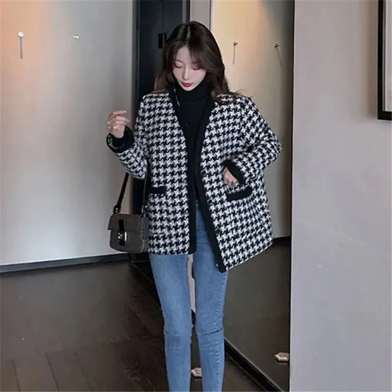Coat Women's Spring Autumn New Black White Houndstooth Woolen Jacket Stitching V-neck Single-breasted Top Female Clothing ZM170
Coat Women's Spring Autumn New Black White Houndstooth Woolen Jacket Stitching V-neck Single-breasted Top Female Clothing ZM170
