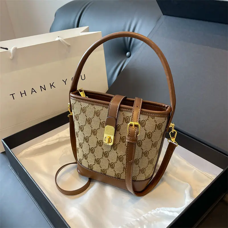 Luxury Designer Lattice Leather Shoulder Bag For Women Retro Large Capacity Daily Handbags Ladies Adjustable Strap Tote Bags
Luxury Designer Lattice Leather Shoulder Bag For Women Retro Large Capacity Daily Handbags Ladies Adjustable Strap Tote Bags