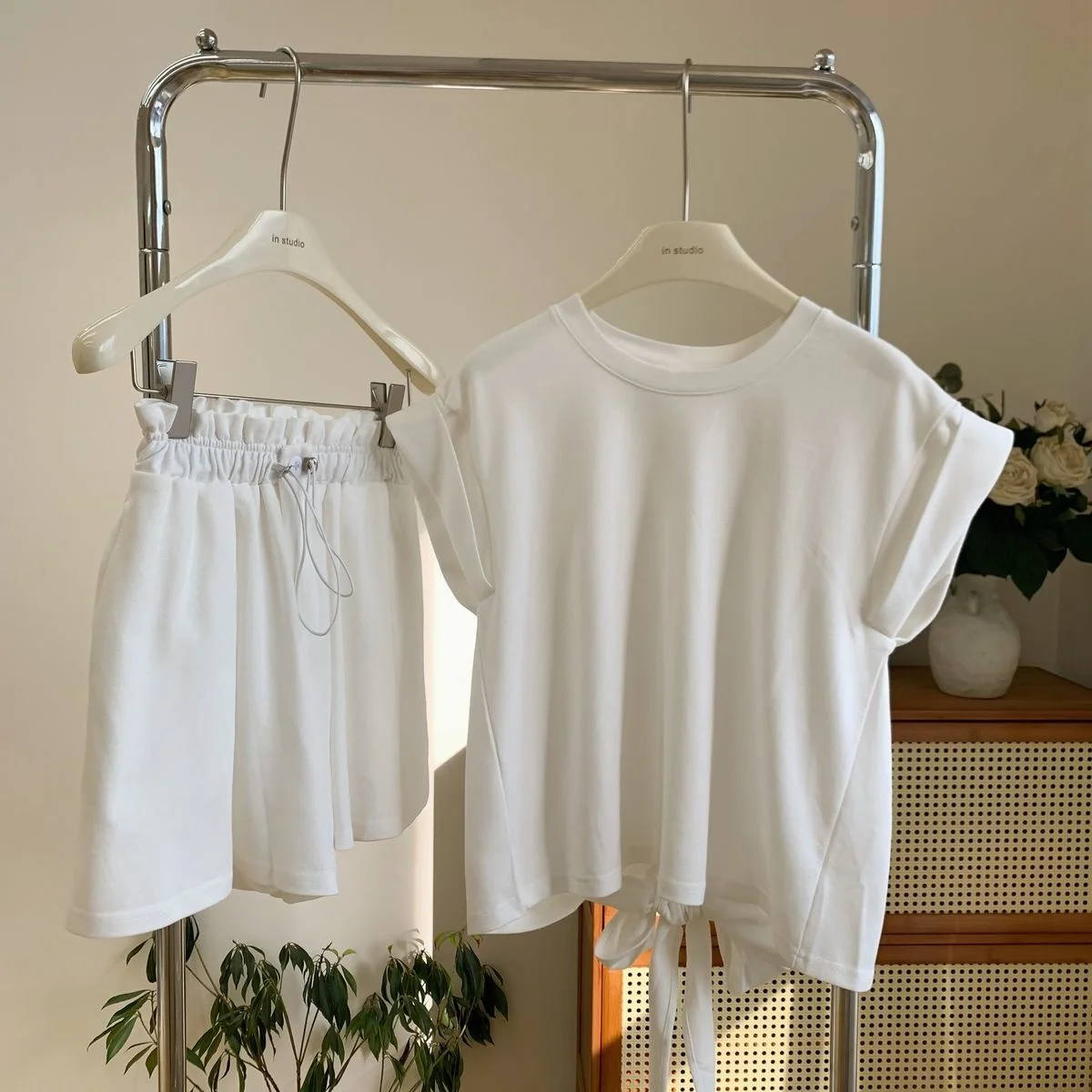Off Shoulder T-shirt Short Sleeve Tops + Drawstring Skirts Shorts Black White Summer Women Two Piece Set
Off Shoulder T-shirt Short Sleeve Tops + Drawstring Skirts Shorts Black White Summer Women Two Piece Set