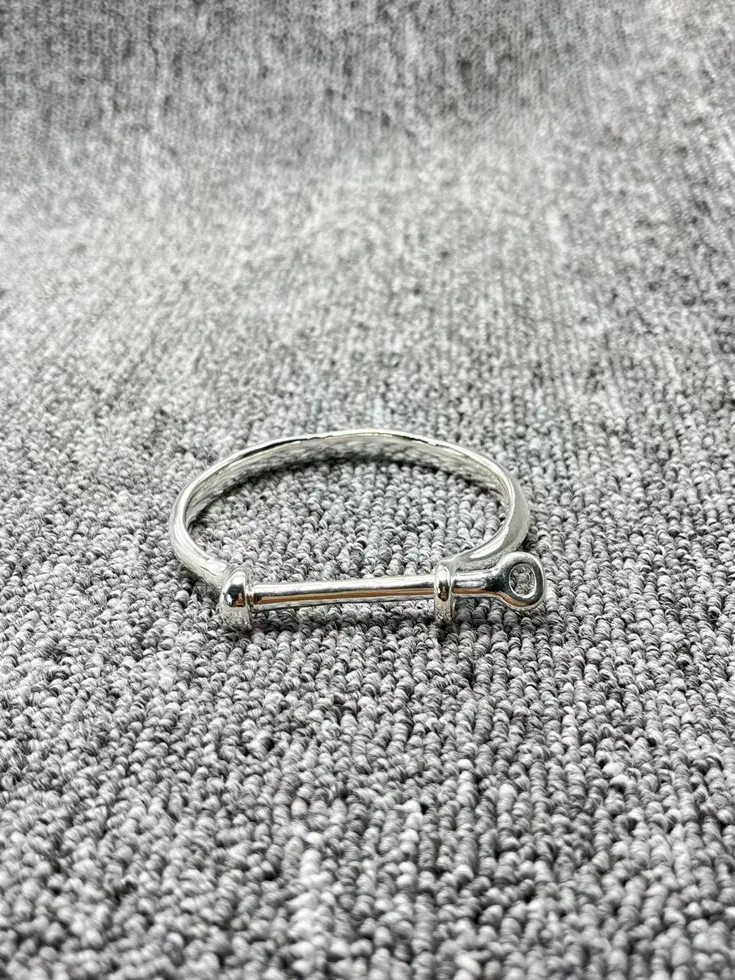 European and American high-quality original bracelet electroplated 925 silver exquisite luxury bracelet jewelry festival gift 
European and American high-quality original bracelet electroplated 925 silver exquisite luxury bracelet jewelry festival gift