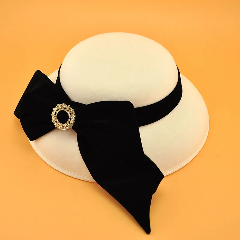 England Style Vintage Big Satin Fabric Feodras for Women Elegant Bow Deep Wedding Church Hat White Bowknot Bucket Sombrero Hat
England Style Vintage Big Satin Fabric Feodras for Women Elegant Bow Deep Wedding Church Hat White Bowknot Bucket Sombrero Hat