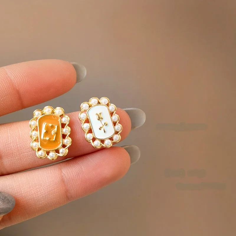 925 Silver Needle Trendy Jewelry Asymmetrical Earrings Pretty Design Simulated Pearl Enamel Stud Earrings For Girl Wholesale
925 Silver Needle Trendy Jewelry Asymmetrical Earrings Pretty Design Simulated Pearl Enamel Stud Earrings For Girl Wholesale