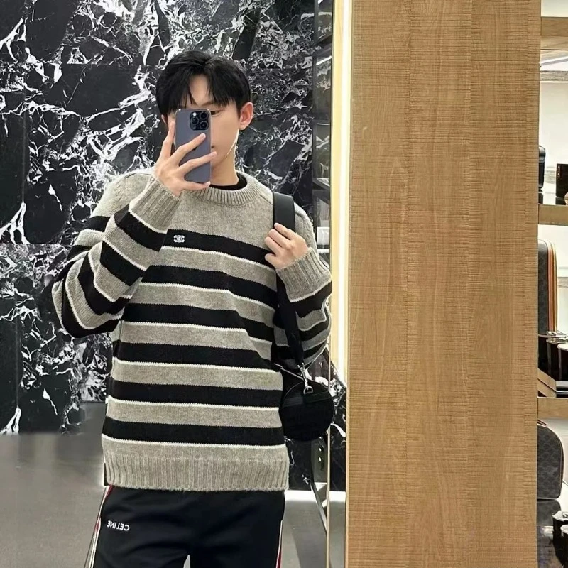 2023 New Fashion Retro Women's Sweater Winter Street Wear New Warm Knit Top Loose Striped Pullover Couple Sweater Woman
2023 New Fashion Retro Women's Sweater Winter Street Wear New Warm Knit Top Loose Striped Pullover Couple Sweater Woman