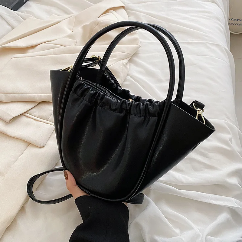 2022 New Net Red Messenger Bag Fashion Trend Pleated Handbag Solid Color Bucket Bag High Quality Ladies Casual Shoulder Bag
2022 New Net Red Messenger Bag Fashion Trend Pleated Handbag Solid Color Bucket Bag High Quality Ladies Casual Shoulder Bag