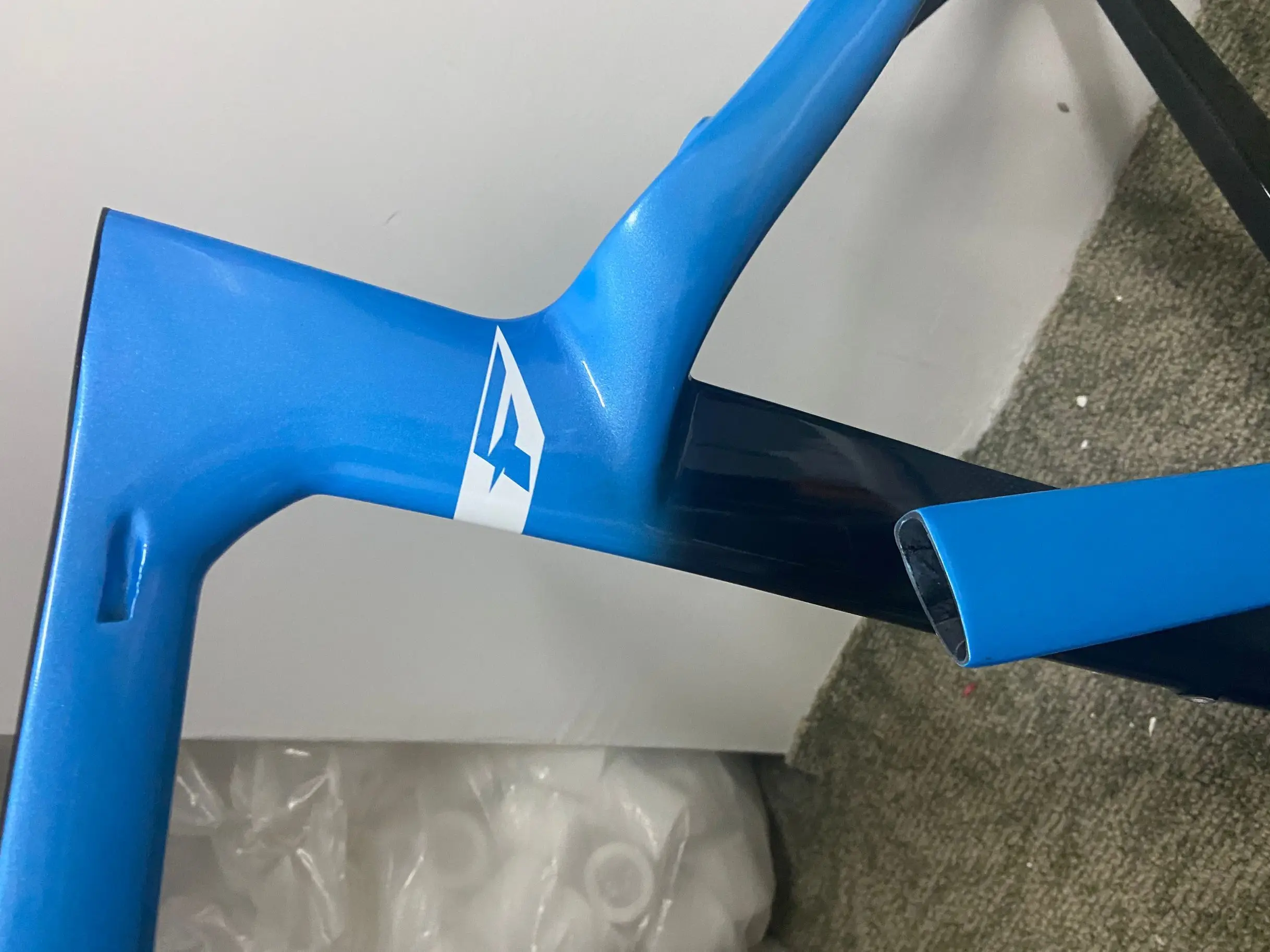2 years warranty full carbon bike frameset 1k glossy blue black F style road bike frame disc &rims brakes both ok made in tawan
2 years warranty full carbon bike frameset 1k glossy blue black F style road bike frame disc &rims brakes both ok made in tawan