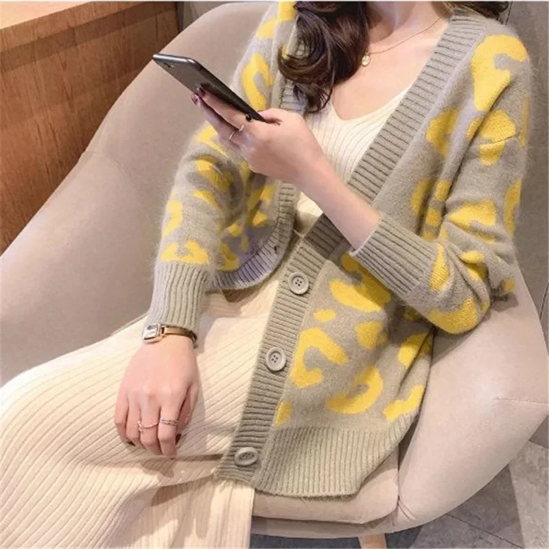 Autumn Knitted Cardigan Women Warm Sweater Jacket Print Lady Coat Casual Outwear Korean Winter Clothes Hot Fashion New
Autumn Knitted Cardigan Women Warm Sweater Jacket Print Lady Coat Casual Outwear Korean Winter Clothes Hot Fashion New
