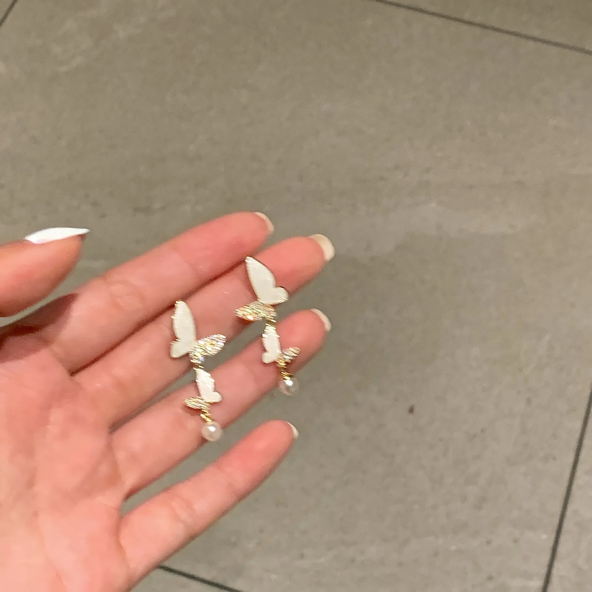 Pearl Butterfly Earrings Advanced Sense Retro Korean Temperament Women's New Ear Studs Earrings Trendy Jewelry
Pearl Butterfly Earrings Advanced Sense Retro Korean Temperament Women's New Ear Studs Earrings Trendy Jewelry