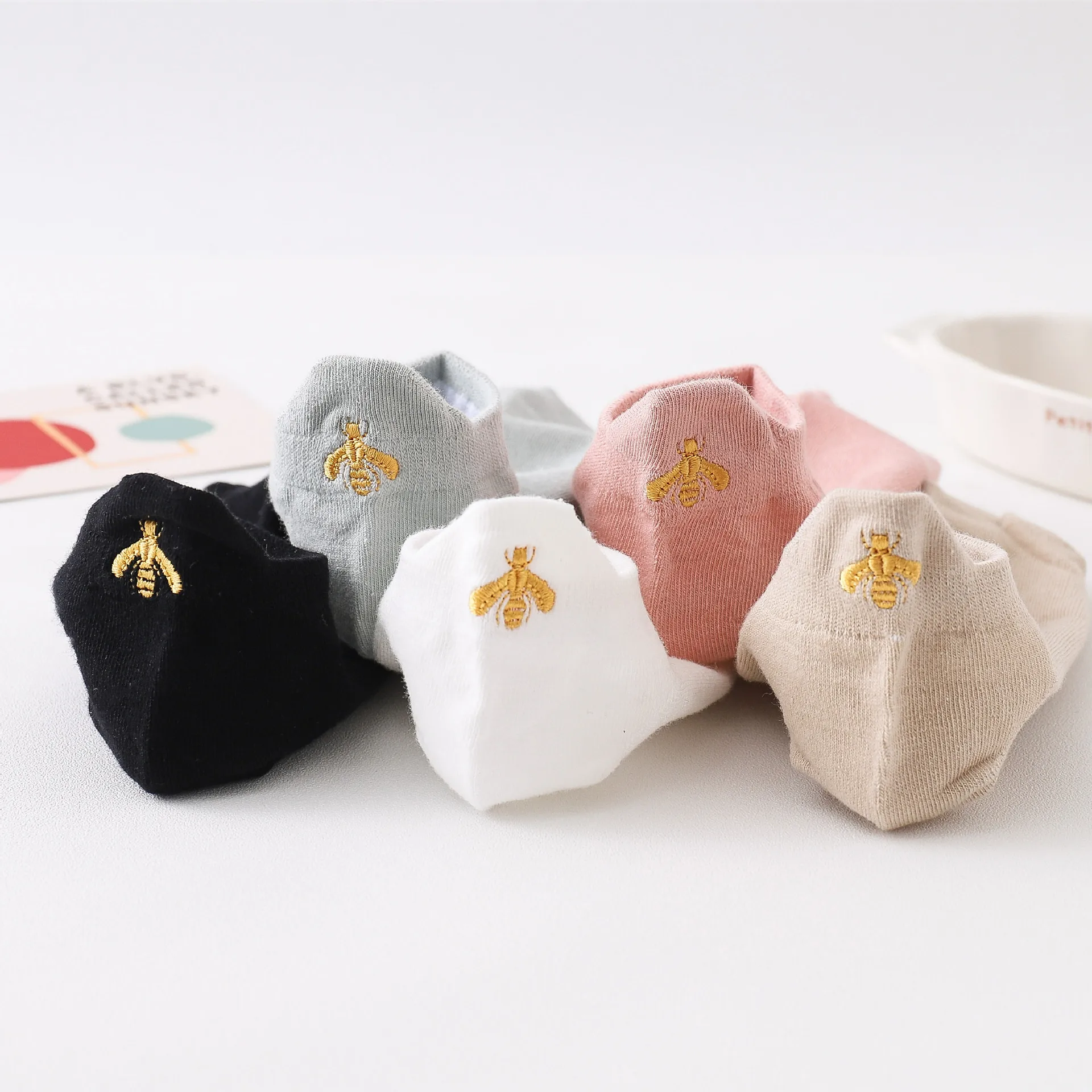 Women's Socks Cute Bee Embroidery Cotton Short Thin Solid Color Boat Sock Wholesale Autumn 2022 New Fashion Lady Student Fashion
Women's Socks Cute Bee Embroidery Cotton Short Thin Solid Color Boat Sock Wholesale Autumn 2022 New Fashion Lady Student Fashion