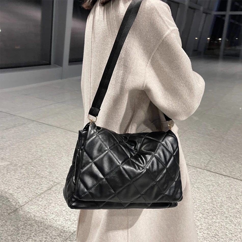 Winter Fashion Women's Shoulder Messenger Bag High Quality Soft PU Leather Padded Handbag Luxury Designer Hot Sale Crossbody Bag
Winter Fashion Women's Shoulder Messenger Bag High Quality Soft PU Leather Padded Handbag Luxury Designer Hot Sale Crossbody Bag