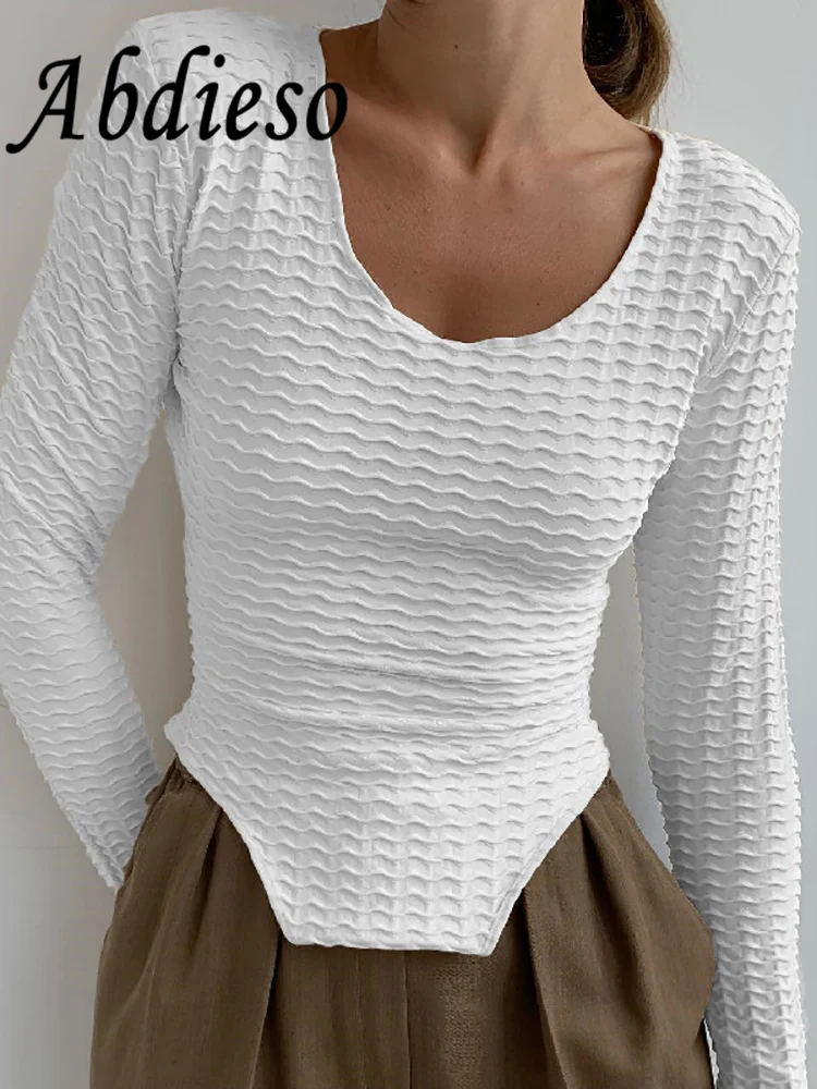 Женское боди с длинным рукавом, V-образным вырезом и рюшами
Женское боди с длинным рукавом, V-образным вырезом и рюшами