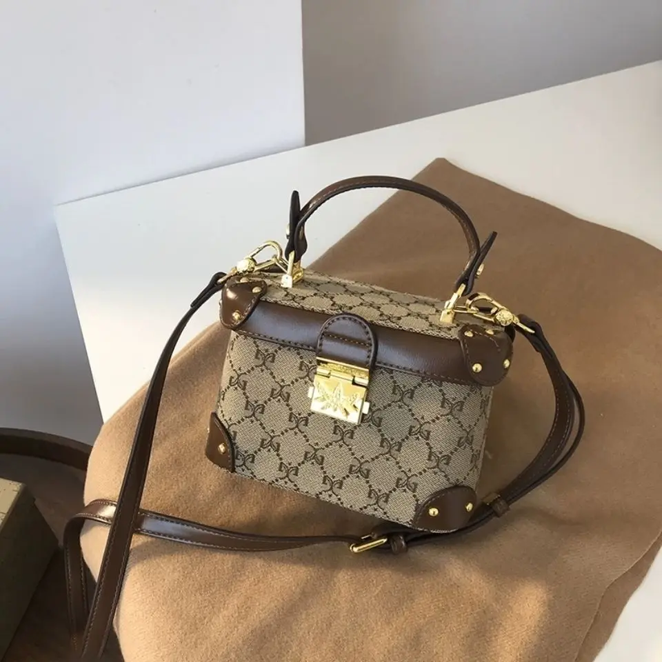 New Luxury Fashion Elegant Female Linen Little Bag Retro Flax Commuting Handbag For Women With Scarf and Cartoon Pendant LG1383#
New Luxury Fashion Elegant Female Linen Little Bag Retro Flax Commuting Handbag For Women With Scarf and Cartoon Pendant LG1383#