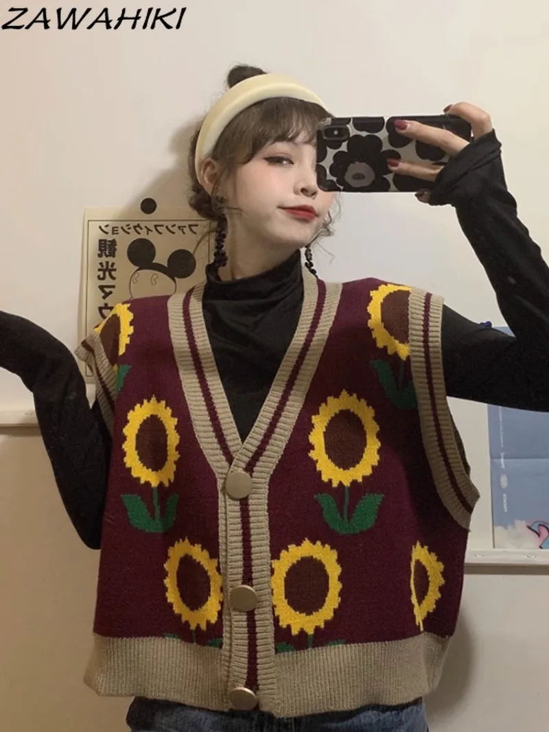 Свитер женский демисезонный с v-образным вырезом и цветочным принтом 
Свитер женский демисезонный с v-образным вырезом и цветочным принтом