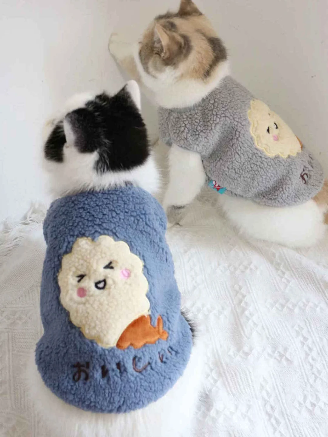 Autumn and Winter Pet Cat Clothes Cute Plush Vest Puppet Silver Gradation Warm and Fleece Sleeveless Cold Vest
Autumn and Winter Pet Cat Clothes Cute Plush Vest Puppet Silver Gradation Warm and Fleece Sleeveless Cold Vest