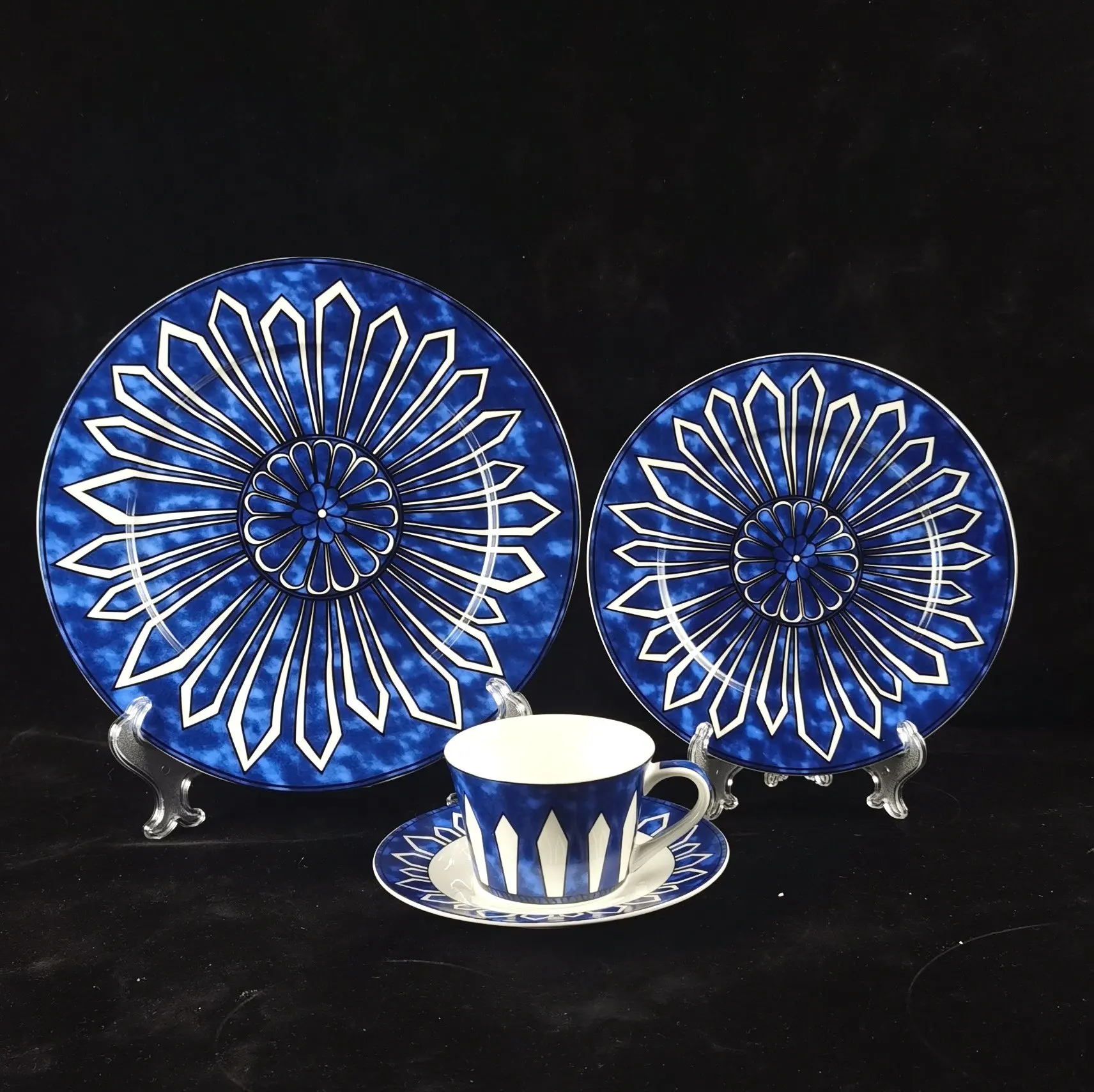 European bone porcelain exotic blue set Western plate steak plate coffee cup flat plate bone porcelain cup dish table
European bone porcelain exotic blue set Western plate steak plate coffee cup flat plate bone porcelain cup dish table
