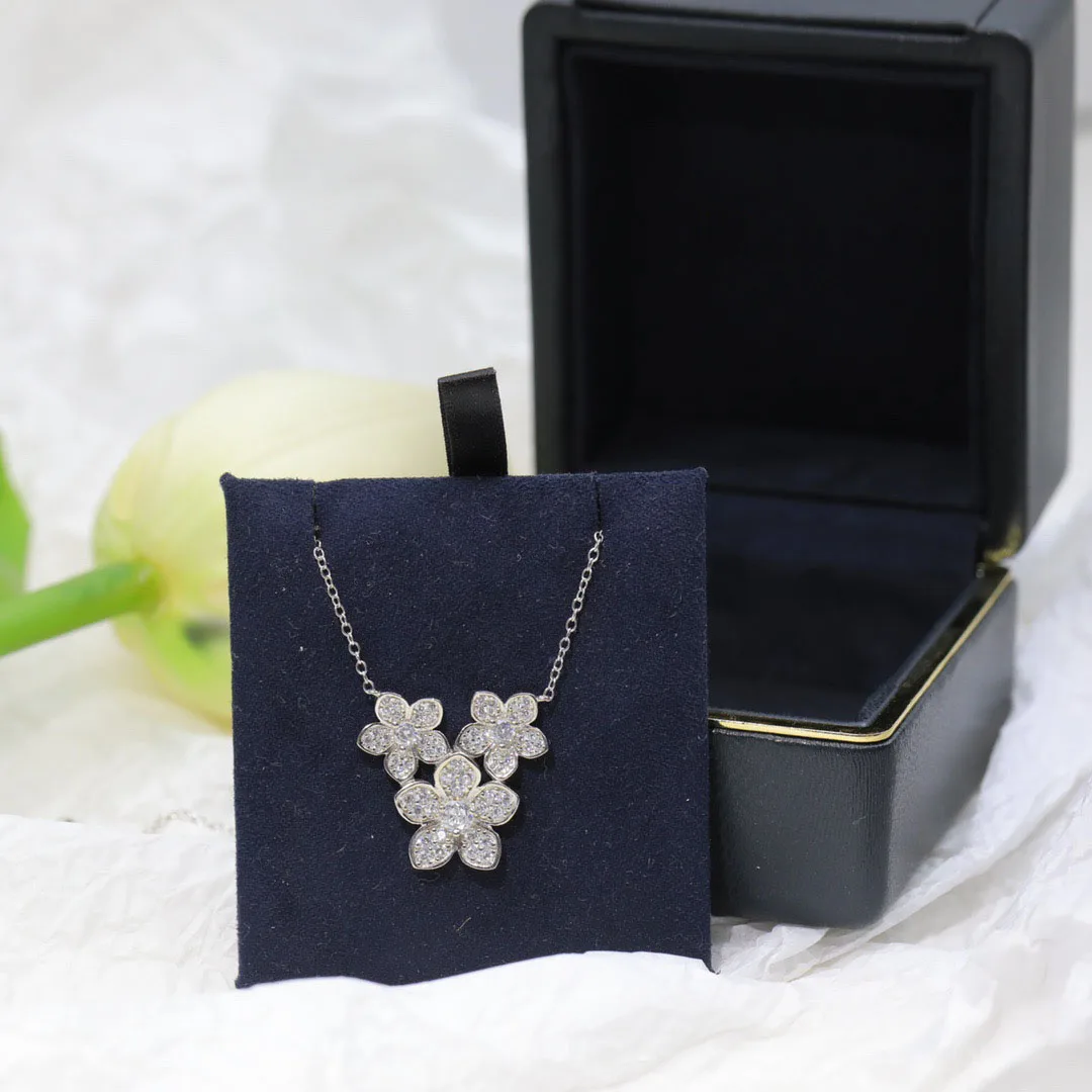 Hot selling 925 sterling silver necklace with flowers full of diamonds, elegant temperament, five petal flower women's necklace
Hot selling 925 sterling silver necklace with flowers full of diamonds, elegant temperament, five petal flower women's necklace