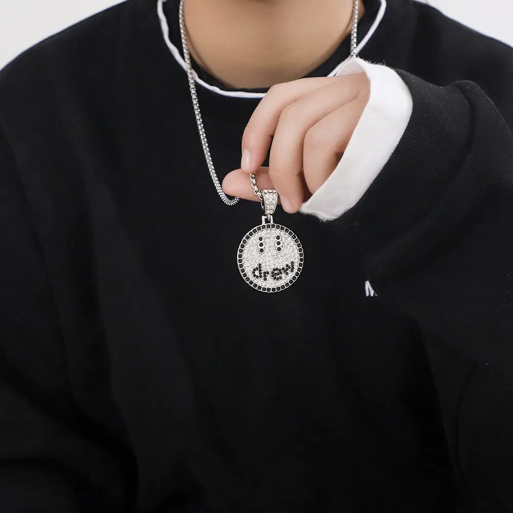 Fashion hip-hop diamond-studded smiley face round pendant necklace men and women couple sweater chain gothic jewelry accessories
Fashion hip-hop diamond-studded smiley face round pendant necklace men and women couple sweater chain gothic jewelry accessories