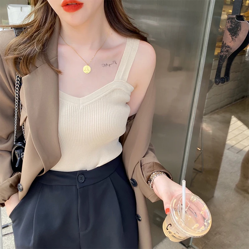 Knitted suspender women's suit with a sense of design inside. The minority wears a sweet and spicy back vest and a white bottome
Knitted suspender women's suit with a sense of design inside. The minority wears a sweet and spicy back vest and a white bottome
