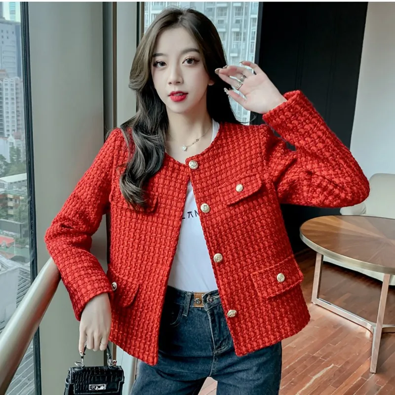 2022 Autumn Winter Fashion Women New Year red Woven Fragrance Breeze Gold Button Inner Liner And Wool Short Coat
2022 Autumn Winter Fashion Women New Year red Woven Fragrance Breeze Gold Button Inner Liner And Wool Short Coat