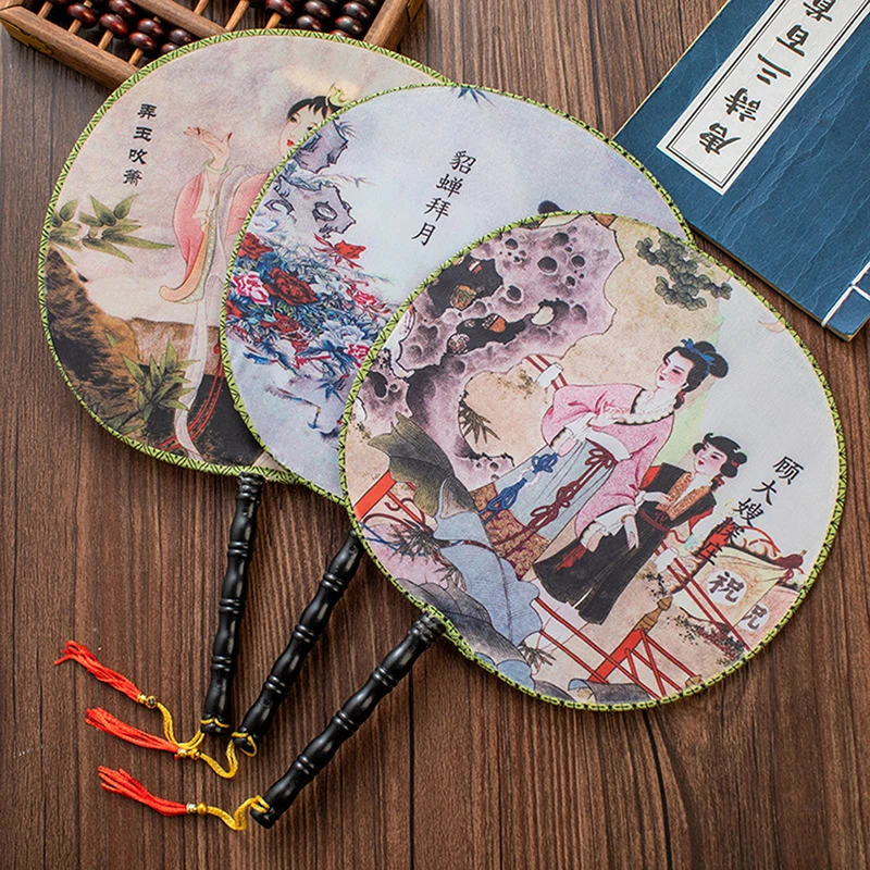 1PC Round Hand Fan Chinese Style Vintage Printing Silk Fan Wedding Dance Accessory Home Decoration Classical Palace Fan Random
1PC Round Hand Fan Chinese Style Vintage Printing Silk Fan Wedding Dance Accessory Home Decoration Classical Palace Fan Random