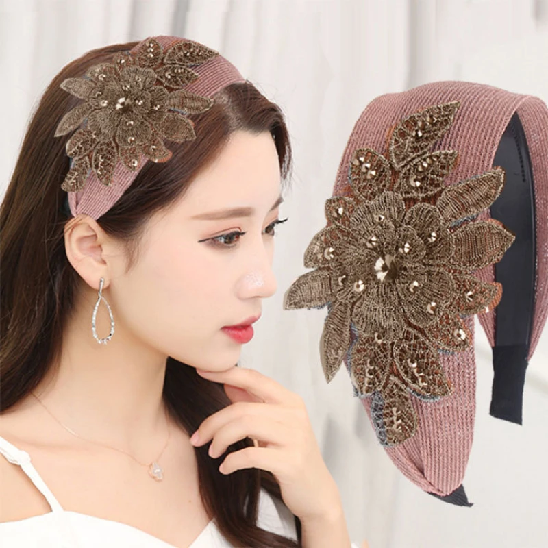 New Retro Wide-brimmed Flower Lace Headband 2022 Fashion Trend Big Flower with Teeth Non-slip Headband Women's Fashion Headwear
New Retro Wide-brimmed Flower Lace Headband 2022 Fashion Trend Big Flower with Teeth Non-slip Headband Women's Fashion Headwear