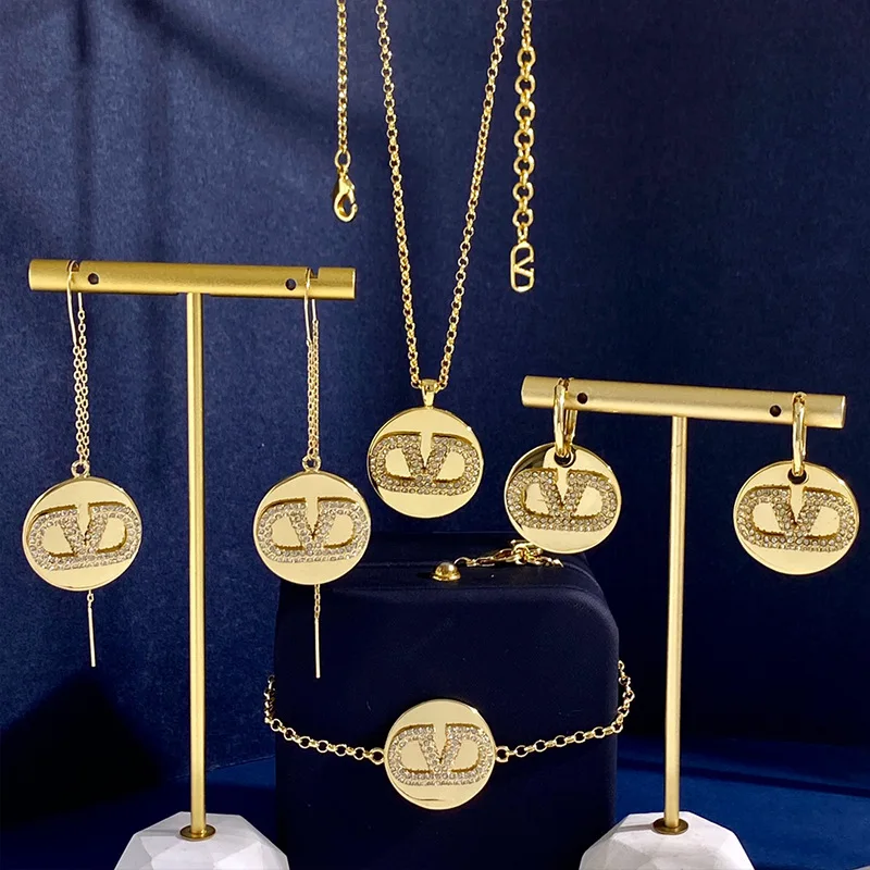 European and American fashion V-letter zircon inlaid simple gold smooth round brand earrings
European and American fashion V-letter zircon inlaid simple gold smooth round brand earrings