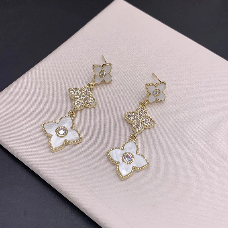 Fashion, Best-selling, Long Ladies Eardrop, Gold Color Earrings, Shiny Zircon, Three Flowers, Silver Needle, Charm Head Ornament
Fashion, Best-selling, Long Ladies Eardrop, Gold Color Earrings, Shiny Zircon, Three Flowers, Silver Needle, Charm Head Ornament