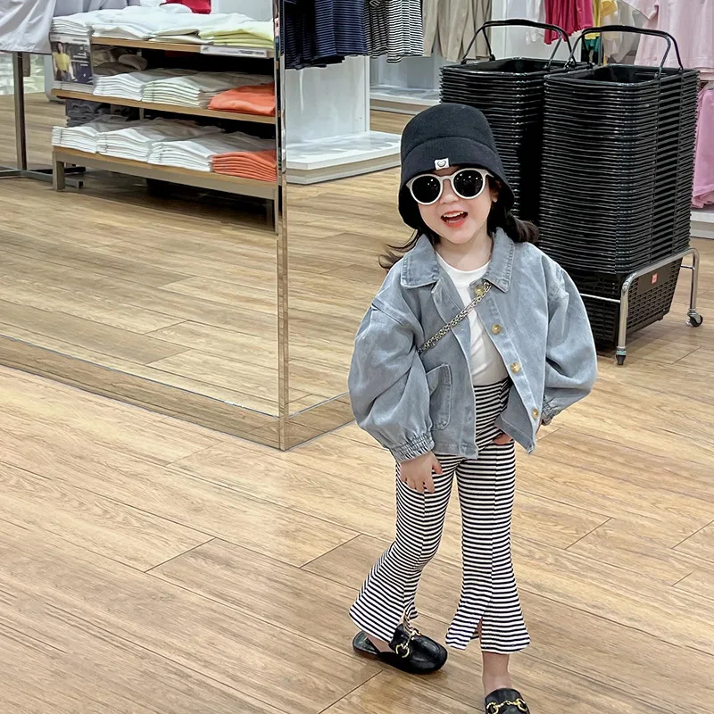 Детская одежда, новинка весны 2023, блестящая синяя джинсовая куртка, белая нижняя рубашка, полосатые расклешенные брюки, одежда для девочек
Детская одежда, новинка весны 2023, блестящая синяя джинсовая куртка, белая нижняя рубашка, полосатые расклешенные брюки, одежда для девочек