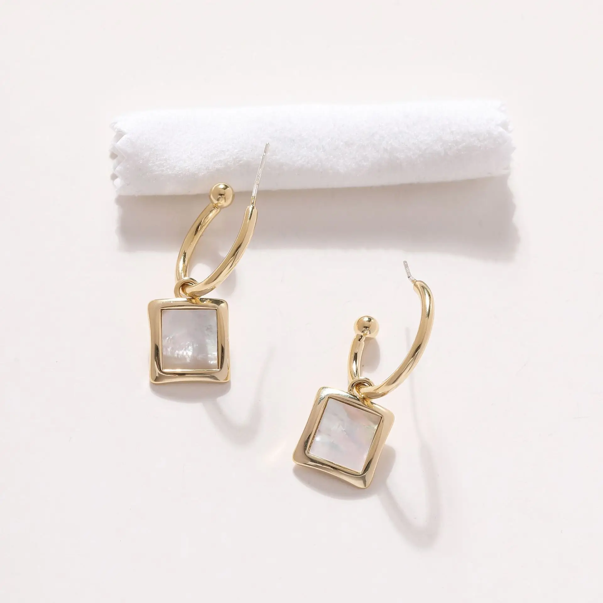 Minimalist Natural Mother Shell Earring W/S925 Silver Ear Needle Stud Earrings W/Brass14k Gold Korea Jewelry For Women HYACINTH
Minimalist Natural Mother Shell Earring W/S925 Silver Ear Needle Stud Earrings W/Brass14k Gold Korea Jewelry For Women HYACINTH