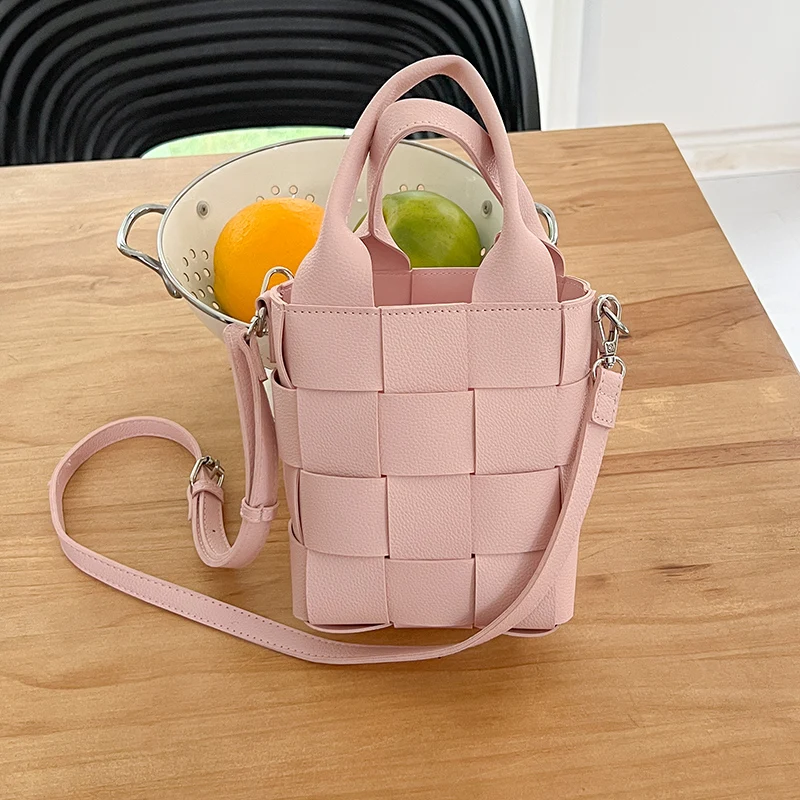 2023 New Soft PU Leather Woven Bag Women Bucket Bag Youth Mini Handbags Luxury Knit Check Shoulder Crossbody Bag Whole Sale
2023 New Soft PU Leather Woven Bag Women Bucket Bag Youth Mini Handbags Luxury Knit Check Shoulder Crossbody Bag Whole Sale