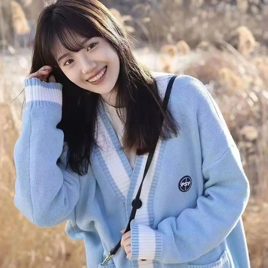 Sweater cardigan Fall/Winter new retro college-inspired contrast oversized knit cardigan V-neck lazy sweater jacket women's tide
Sweater cardigan Fall/Winter new retro college-inspired contrast oversized knit cardigan V-neck lazy sweater jacket women's tide