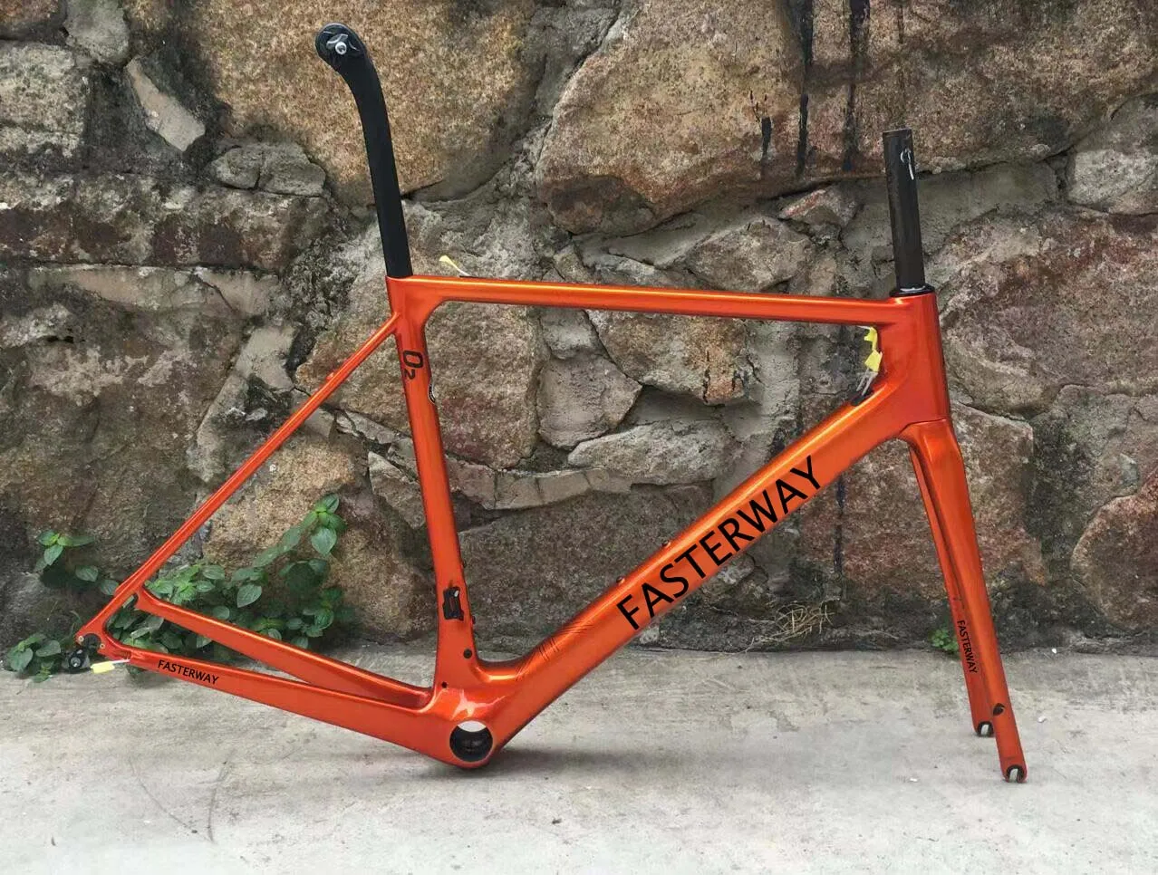 FASTERWAY O2 Road Bike Frameset BB79 T1000 UD Carbon Frame With Seatpost Fork Clamp Headset Disc V Brake Orange White Black
FASTERWAY O2 Road Bike Frameset BB79 T1000 UD Carbon Frame With Seatpost Fork Clamp Headset Disc V Brake Orange White Black