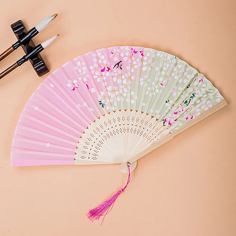 1Pc Vintage Silk Folding Fan Retro Chinese Japanese Bamboo Folding Fan Tassel Dance Hand Fan Home Decoration Ornament Craft Gift
1Pc Vintage Silk Folding Fan Retro Chinese Japanese Bamboo Folding Fan Tassel Dance Hand Fan Home Decoration Ornament Craft Gift