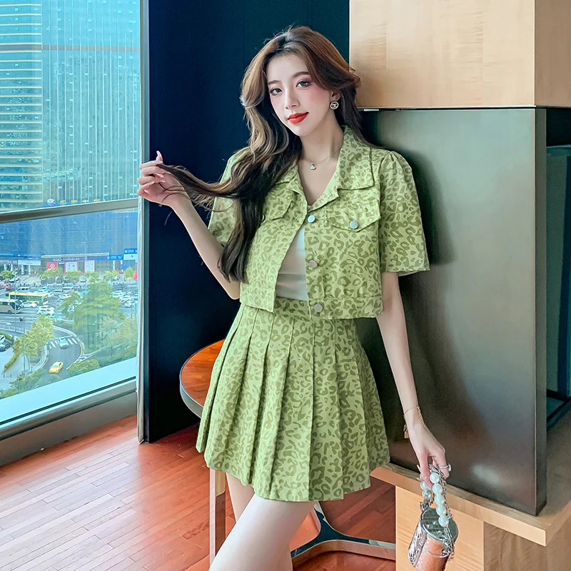 Elegant 2 Piece Set Women Crop Top Pleated Skirt Outfit Summer Fashion Retro All-Match Print Two Piece Suit
Elegant 2 Piece Set Women Crop Top Pleated Skirt Outfit Summer Fashion Retro All-Match Print Two Piece Suit