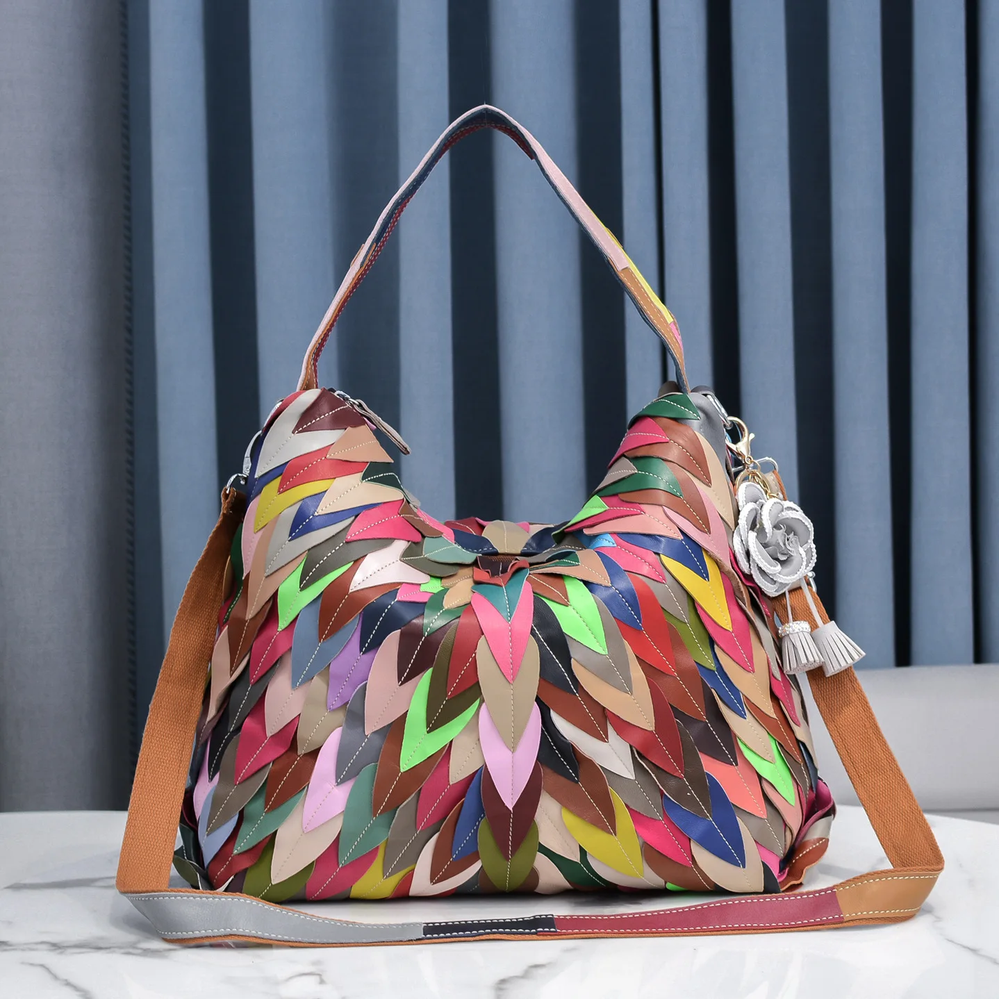 Leather lady bag soft leather leaf splicing cross bag versatile fashion lady bag large capacity tide bag
Leather lady bag soft leather leaf splicing cross bag versatile fashion lady bag large capacity tide bag