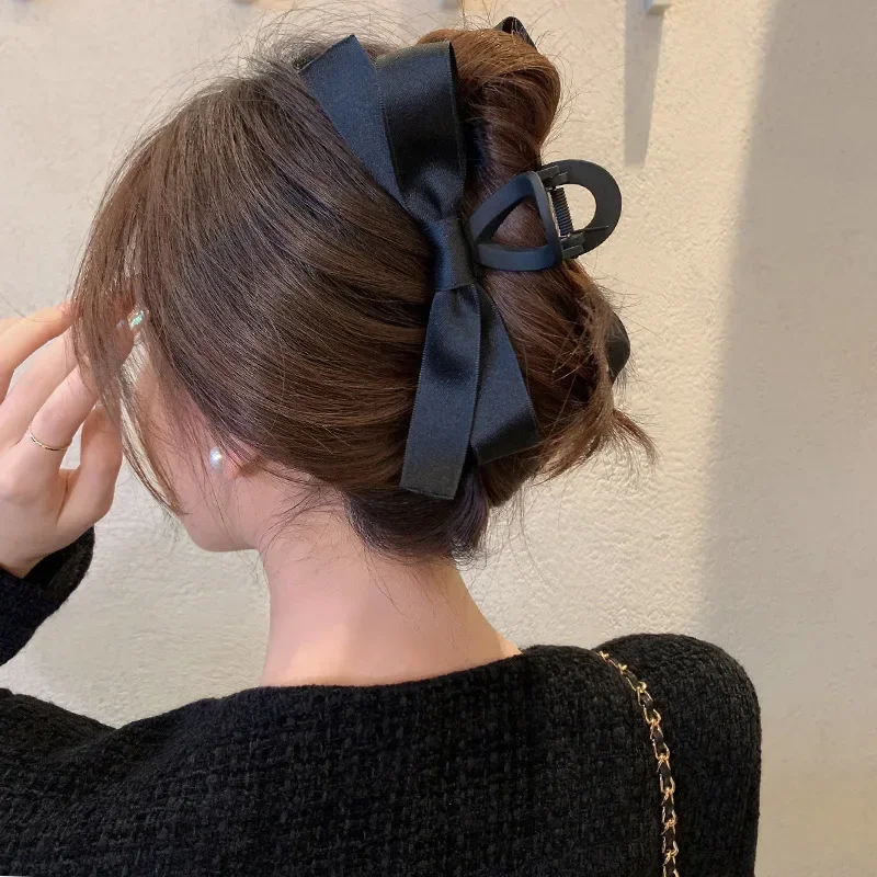 2023 Classic Black Ribbon Bow Hair Claw Headwear Fashion Korean Temperament Large Hair Clip Female Hair Accessories Wholesale
2023 Classic Black Ribbon Bow Hair Claw Headwear Fashion Korean Temperament Large Hair Clip Female Hair Accessories Wholesale