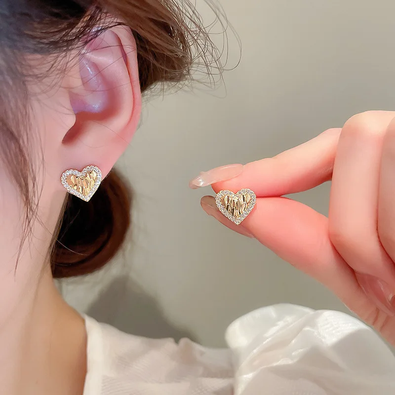 Fashion Personality Pleated Metal Zircon Love Earrings Women Luxury Temperament Bride Wedding Accessories Earrings for Women
Fashion Personality Pleated Metal Zircon Love Earrings Women Luxury Temperament Bride Wedding Accessories Earrings for Women