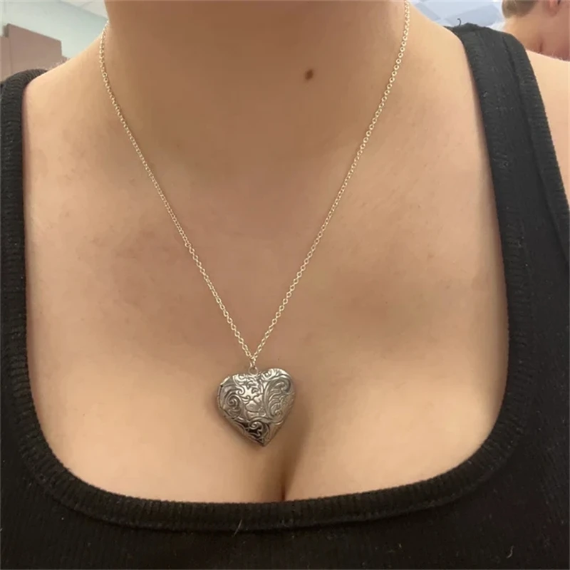 Silver Flower Heart Locket Pendant cottagecore Fairycore Goblincore Fairycore vintage old Valentine’s Day locket pendant jewelly
Silver Flower Heart Locket Pendant cottagecore Fairycore Goblincore Fairycore vintage old Valentine’s Day locket pendant jewelly