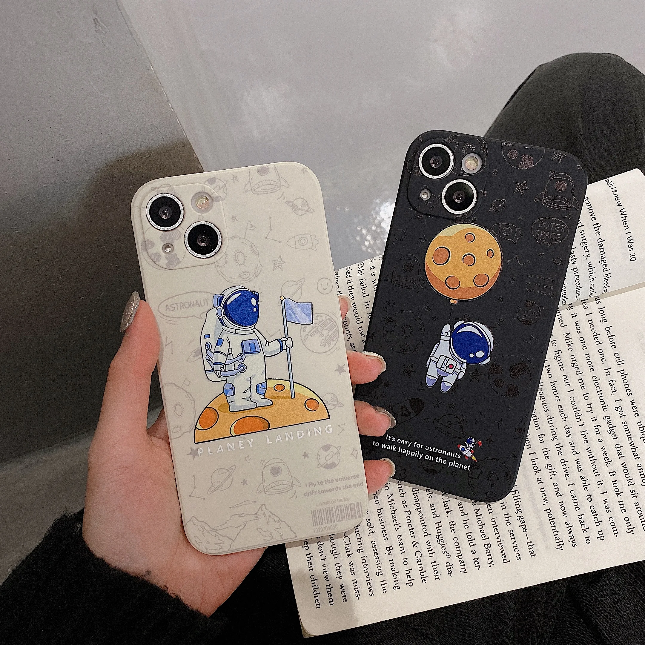 Черный противоударный чехол с астронавтом для iPhone 14 13 12 11 Pro MAX XR X SE XS, Роскошный чехол для телефона iPhone 7 8 14 Plus, силиконовый чехол
Черный противоударный чехол с астронавтом для iPhone 14 13 12 11 Pro MAX XR X SE XS, Роскошный чехол для телефона iPhone 7 8 14 Plus, силиконовый чехол