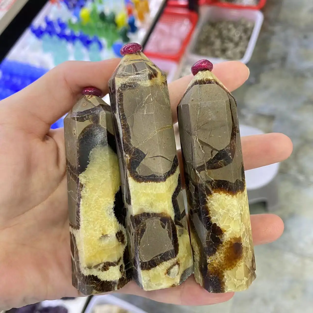 Натуральный муаровый камень, кристальная энергия, шестисторонняя башня, обработка рейки, ручная полировка, комната, офисное украшение 8-11 см
Натуральный муаровый камень, кристальная энергия, шестисторонняя башня, обработка рейки, ручная полировка, комната, офисное украшение 8-11 см