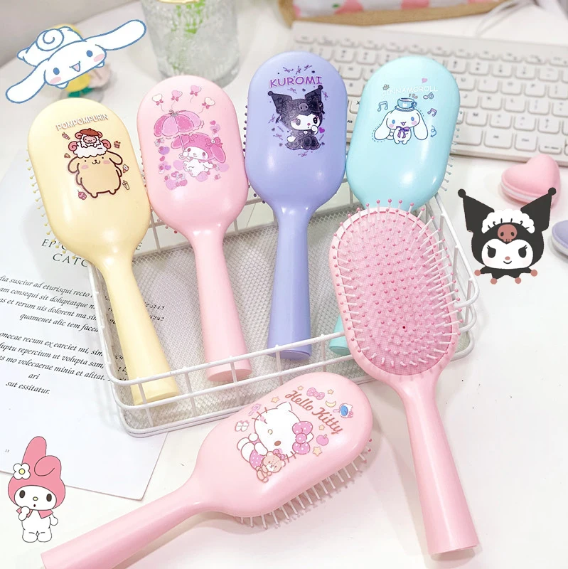 Sanrios Mymelody Cinnamoroll Kuromi Мультяшные плюшевые игрушки Расслабляющая эластичная Массажная расческа щетки парикмахерская расческа инструмент для укладки волос в салоне
Sanrios Mymelody Cinnamoroll Kuromi Мультяшные плюшевые игрушки Расслабляющая эластичная Массажная расческа щетки парикмахерская расческа инструмент для укладки волос в салоне