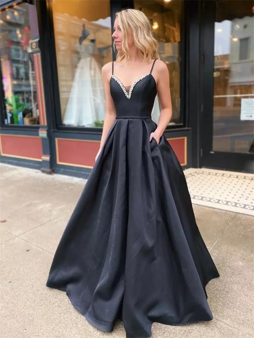 Elegant A-line Black Beaded Evening Dresses Spaghetti V Neck Open Back Floor Length Formal Party Gowns vestidos de noche
Elegant A-line Black Beaded Evening Dresses Spaghetti V Neck Open Back Floor Length Formal Party Gowns vestidos de noche
