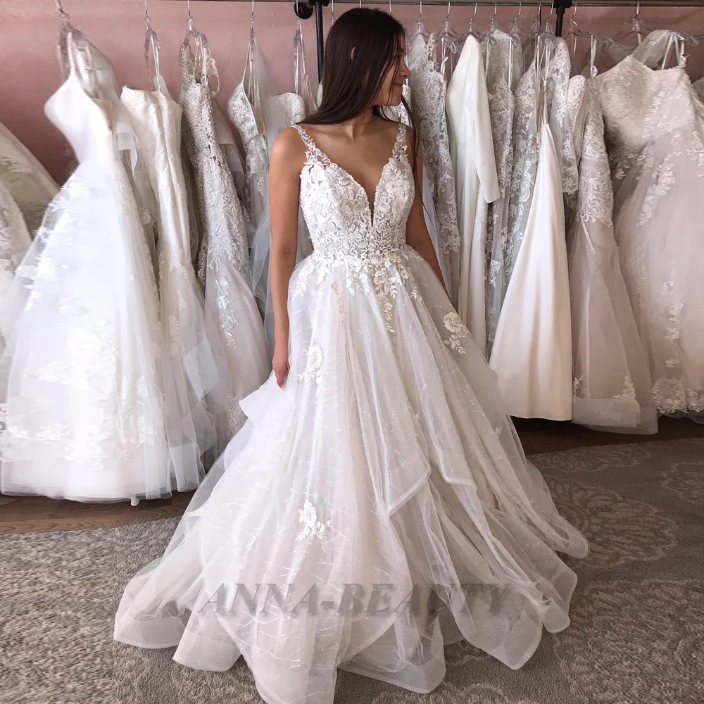 Anna Modern Appliques Wedding Dresses For Women V Neck Tulle Court Train Ruffles Sleeveless Robe De Soirée De Mariage Customised
Anna Modern Appliques Wedding Dresses For Women V Neck Tulle Court Train Ruffles Sleeveless Robe De Soirée De Mariage Customised