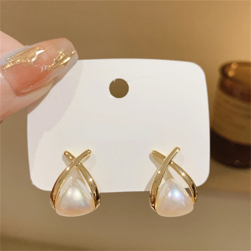New Korean Pearl Triangle Stud Earrings Gold Color Metal Cross Tiny Earrings for Women Sweet Elegant Female Ear Jewelry brincos
New Korean Pearl Triangle Stud Earrings Gold Color Metal Cross Tiny Earrings for Women Sweet Elegant Female Ear Jewelry brincos