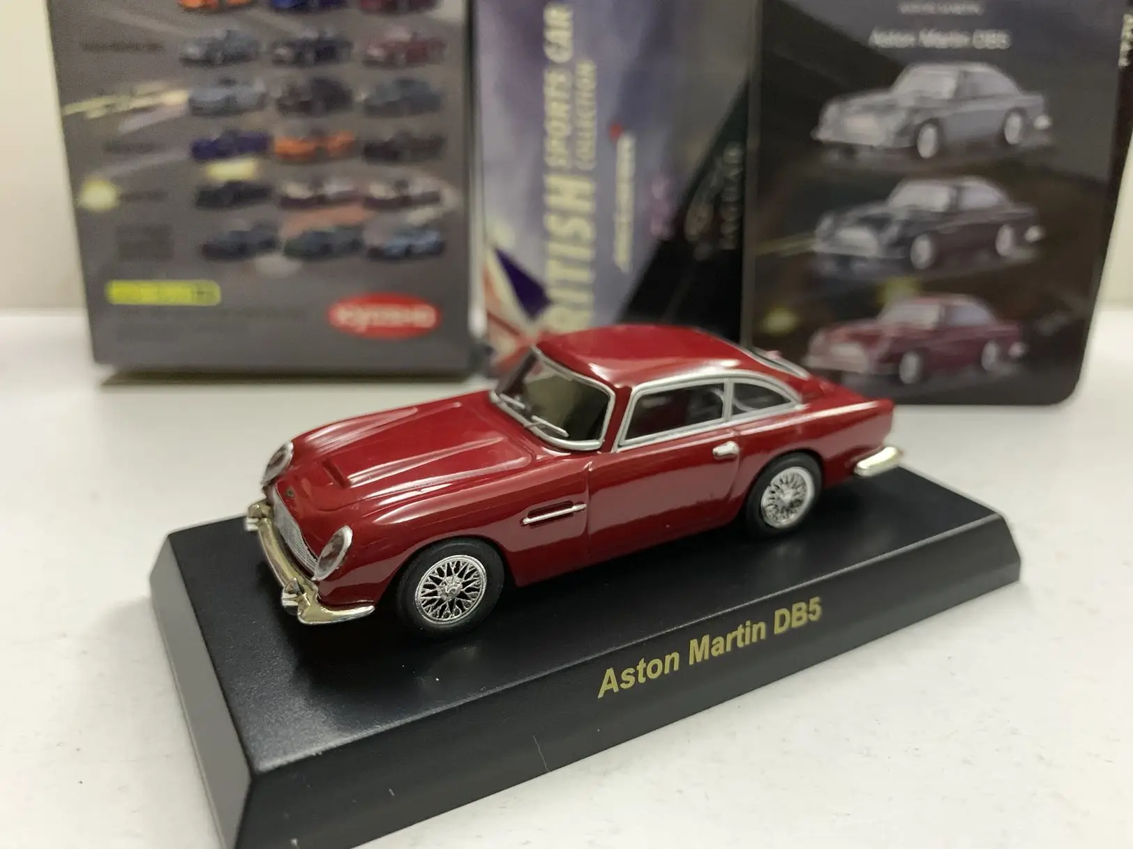 Коллекция автомобилей KYOSHO 1/64 Aston Martin DB5 из литого сплава, декоративные модели игрушек
Коллекция автомобилей KYOSHO 1/64 Aston Martin DB5 из литого сплава, декоративные модели игрушек