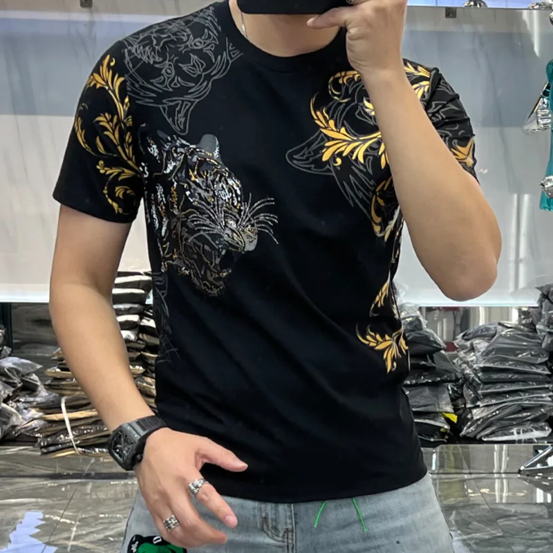 2022 Summer Trend Tiger Head Print Hot Drill Trend Slim Fashion O-Neck Short Sleeve T-shirt Men Camiseta Manga Corta Hombre Tee
2022 Summer Trend Tiger Head Print Hot Drill Trend Slim Fashion O-Neck Short Sleeve T-shirt Men Camiseta Manga Corta Hombre Tee