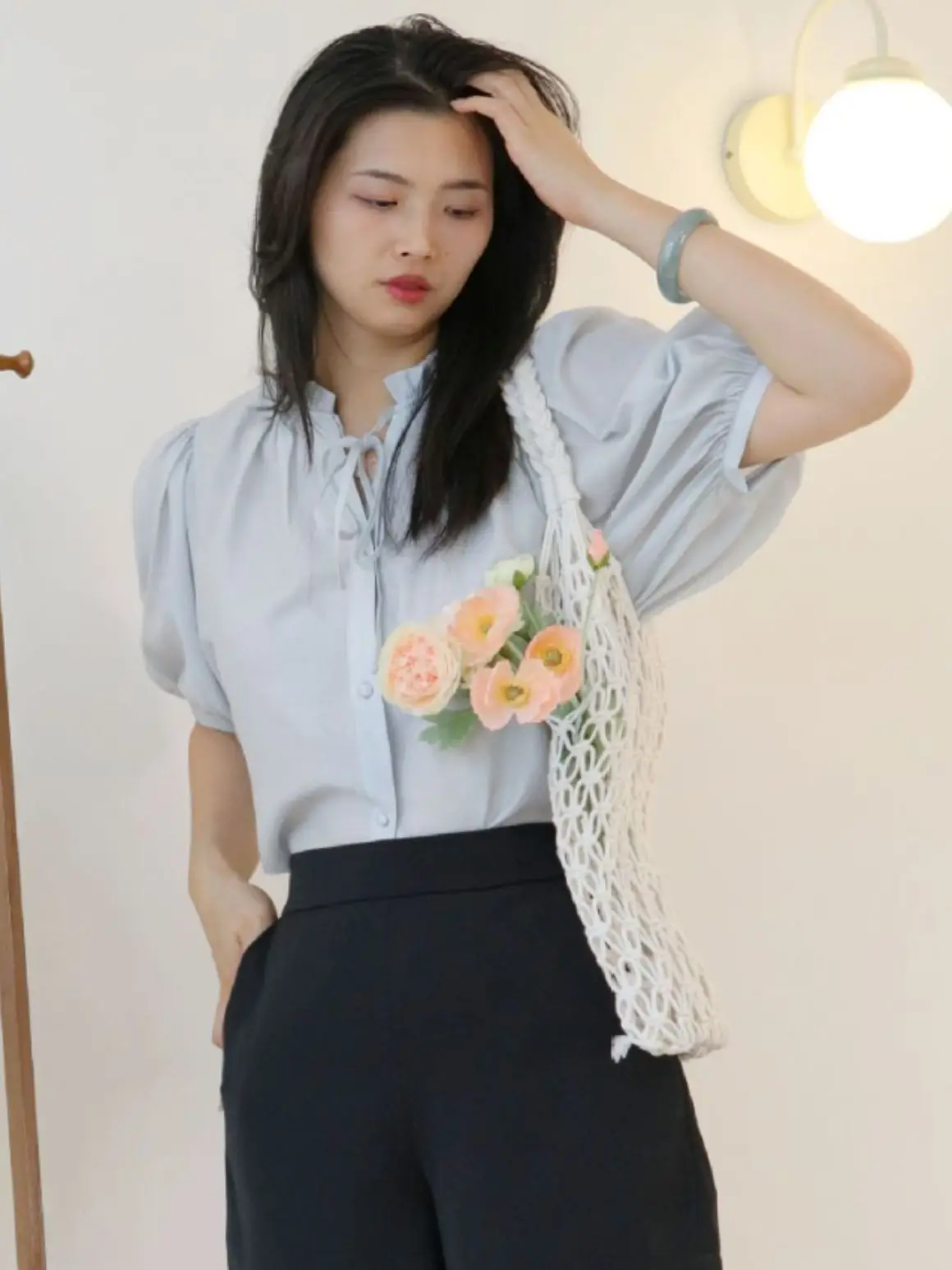 2023 Summer New Women's V-neck Top Heavyweight Acetate Lace Up Lantern Short Sleeve Ruffle Edge Shirt
2023 Summer New Women's V-neck Top Heavyweight Acetate Lace Up Lantern Short Sleeve Ruffle Edge Shirt