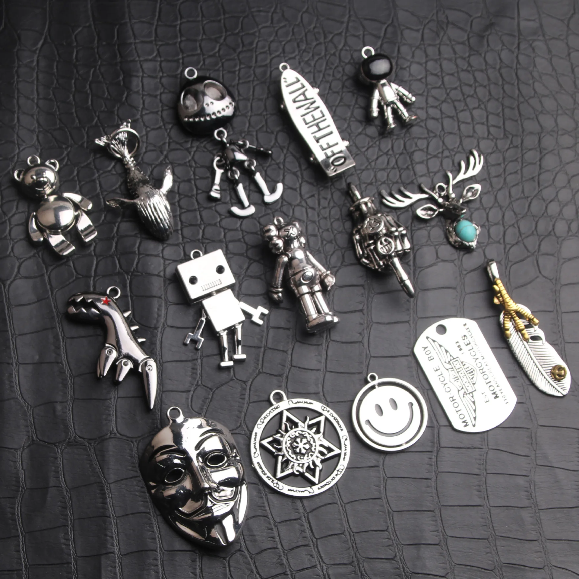 Different Styles of Pendants Hexagram Alien Ghost Face Necklace Bracelet Personality Unique Creative Charm DIY Jewelry Supplies
Different Styles of Pendants Hexagram Alien Ghost Face Necklace Bracelet Personality Unique Creative Charm DIY Jewelry Supplies