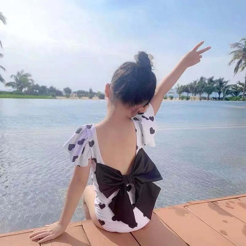 2022 New Korean Japanese Baby Girls One Piece Swimsuit Kids Big Bownot Black White Heart Dot Bikini Lotus Leaf Sleeve Swimwear
2022 New Korean Japanese Baby Girls One Piece Swimsuit Kids Big Bownot Black White Heart Dot Bikini Lotus Leaf Sleeve Swimwear