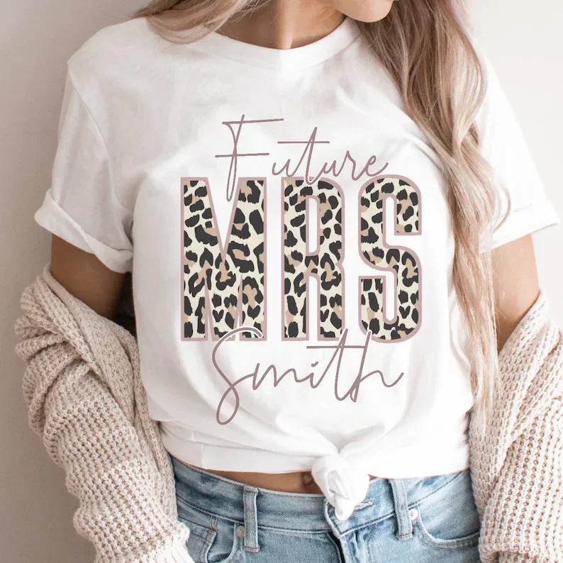 Custom Future Mrs. T-Shirt Leopard Future Mrs Shirts Cute Engagement Shirt Fashion Letter Graphic Short Sleeve Top Tees
Custom Future Mrs. T-Shirt Leopard Future Mrs Shirts Cute Engagement Shirt Fashion Letter Graphic Short Sleeve Top Tees